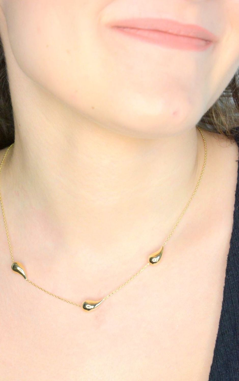 Naszyjnik złoty trzy łezki próba 375, NA 3648 375 Delikatny naszyjnik wykonany z najwyższej jakości złota próby 375. Złoty naszyjnik idealnie sprawdzi się w minimalistycznych zestawieniach na co dzień1.jpg